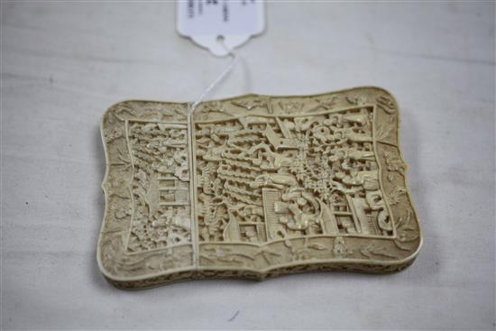 A Chinese export ivory serpentine shaped card case, 19th century, 11.5cm
